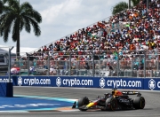 开云体育下载-红牛车队鏖战红牛二队，汉密尔顿惊艳四座的简单介绍