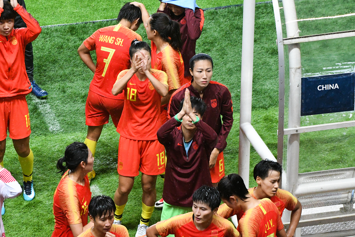 国家女足团结合作，克服艰难取得胜利