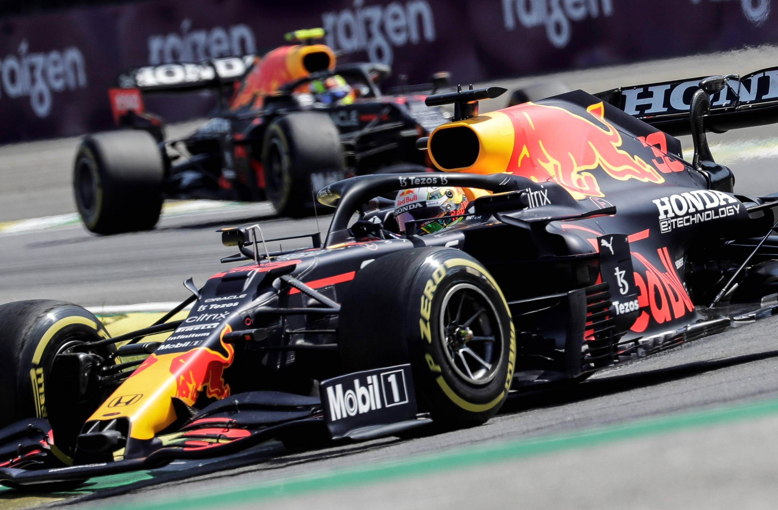 F1赛车赛事中湖人战胜对手成功夺冠