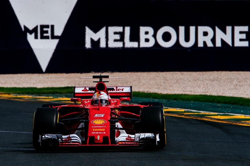 F1赛车赛事中湖人战胜对手成功夺冠