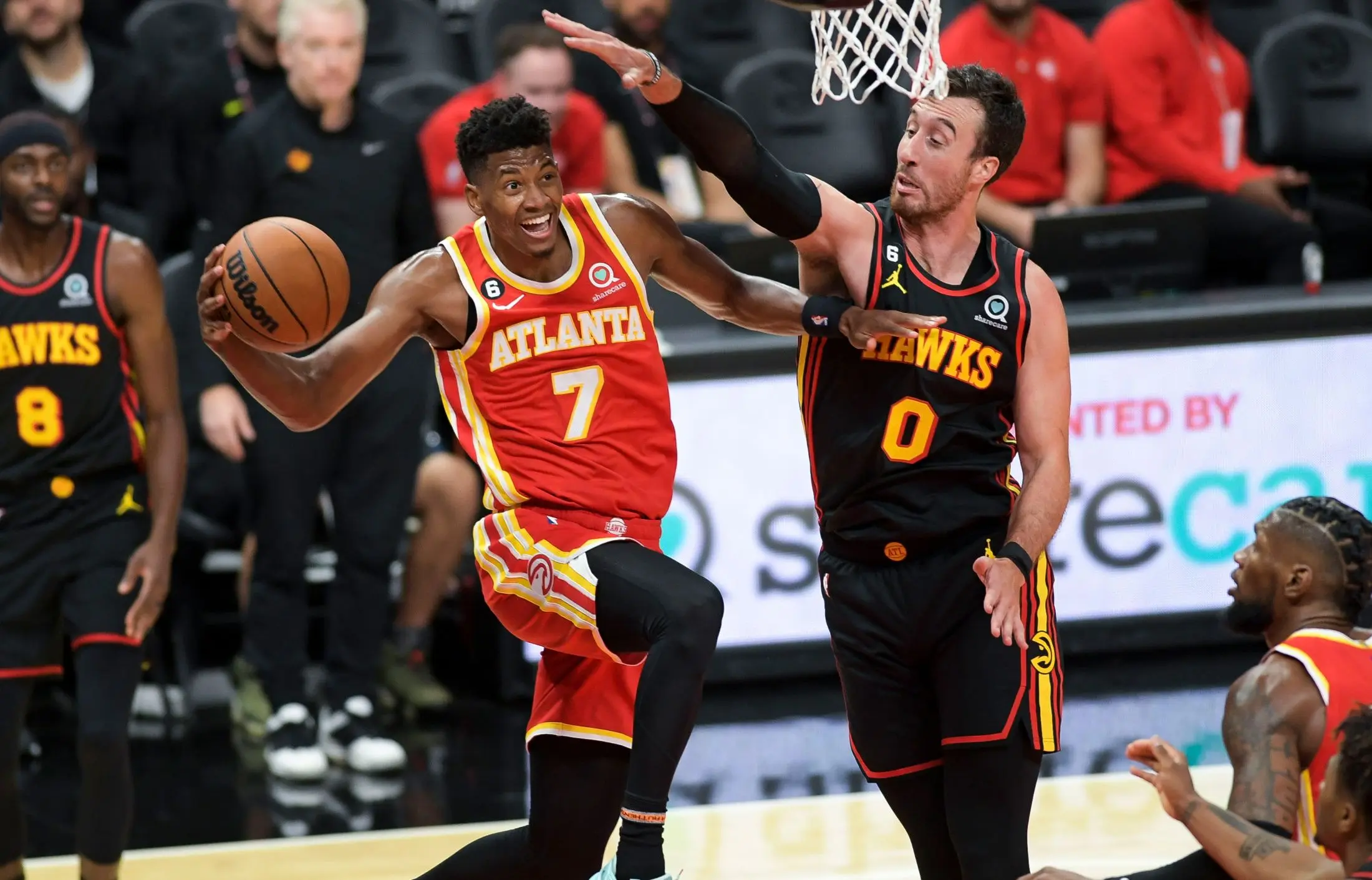 老鹰队主场失利,面临被淘汰风险 老鹰队主场失利,面临被淘汰风险