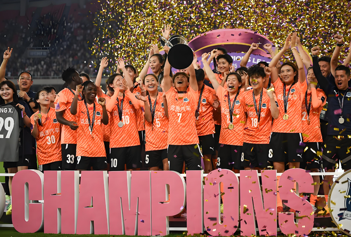 包含备受瞩目的女足赛事掀起观众狂欢氛围的词条