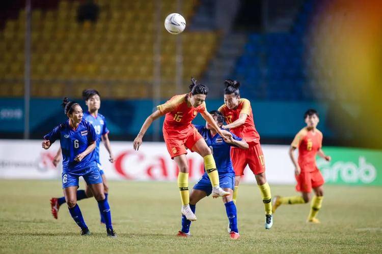 包含备受瞩目的女足赛事掀起观众狂欢氛围的词条