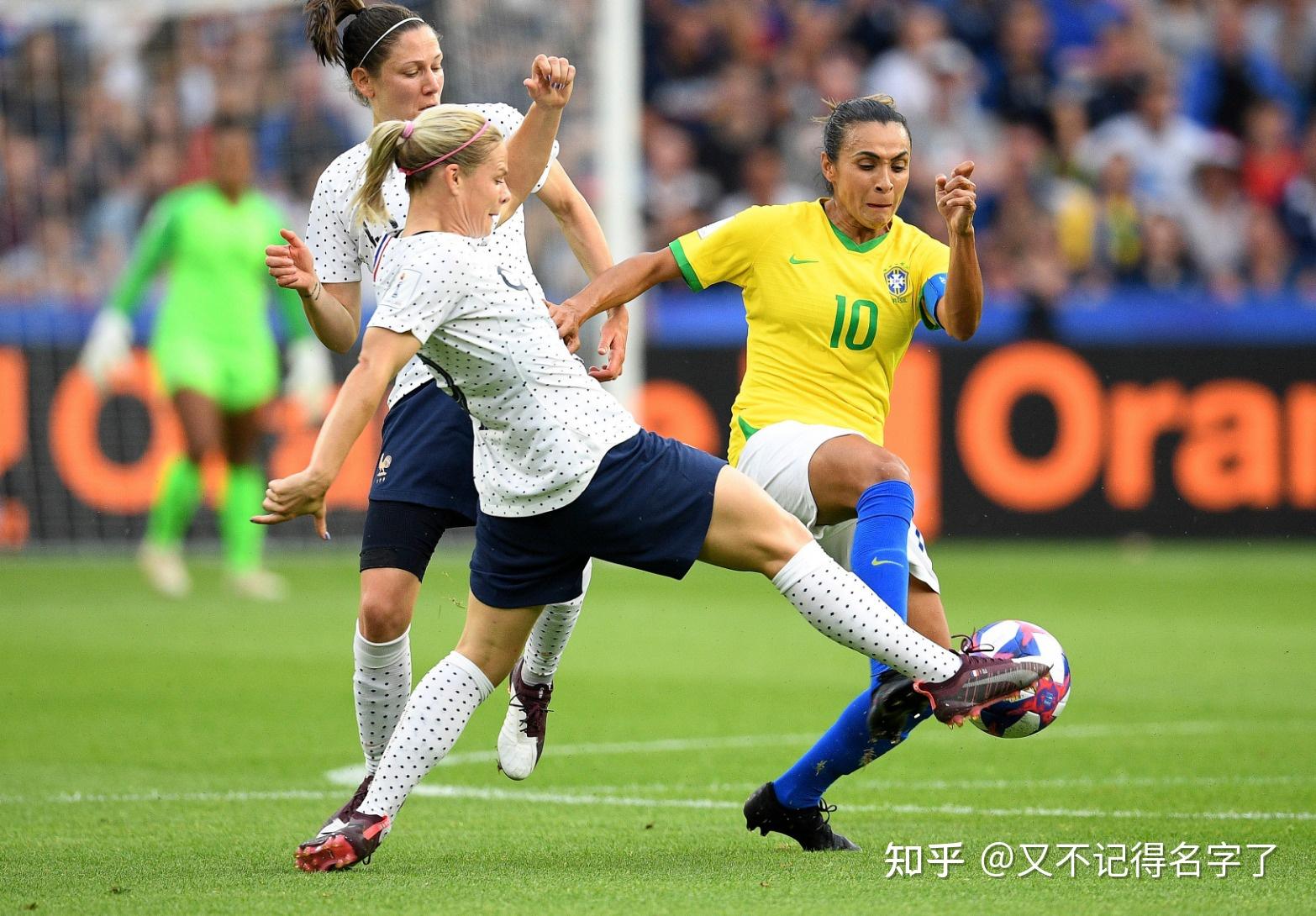 挪威女足队员赛后埋怨主裁判判罚不公 挪威女足队员赛后埋怨主裁判判罚不公