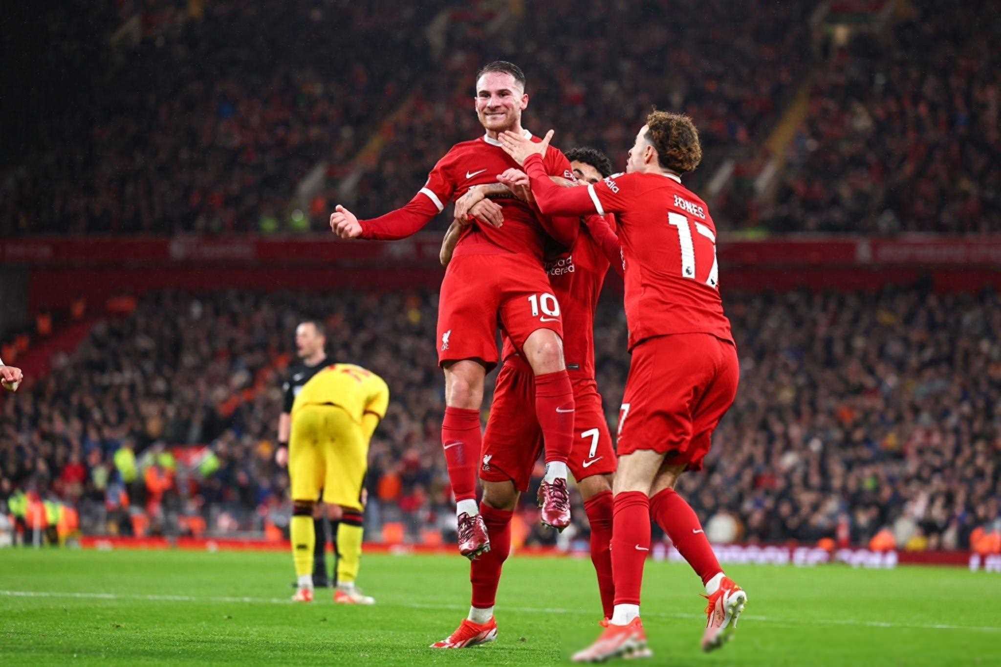 包含巴黎圣日耳曼客场战平马赛，难分胜负的词条