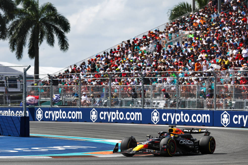 红牛车队鏖战红牛二队，汉密尔顿惊艳四座的简单介绍