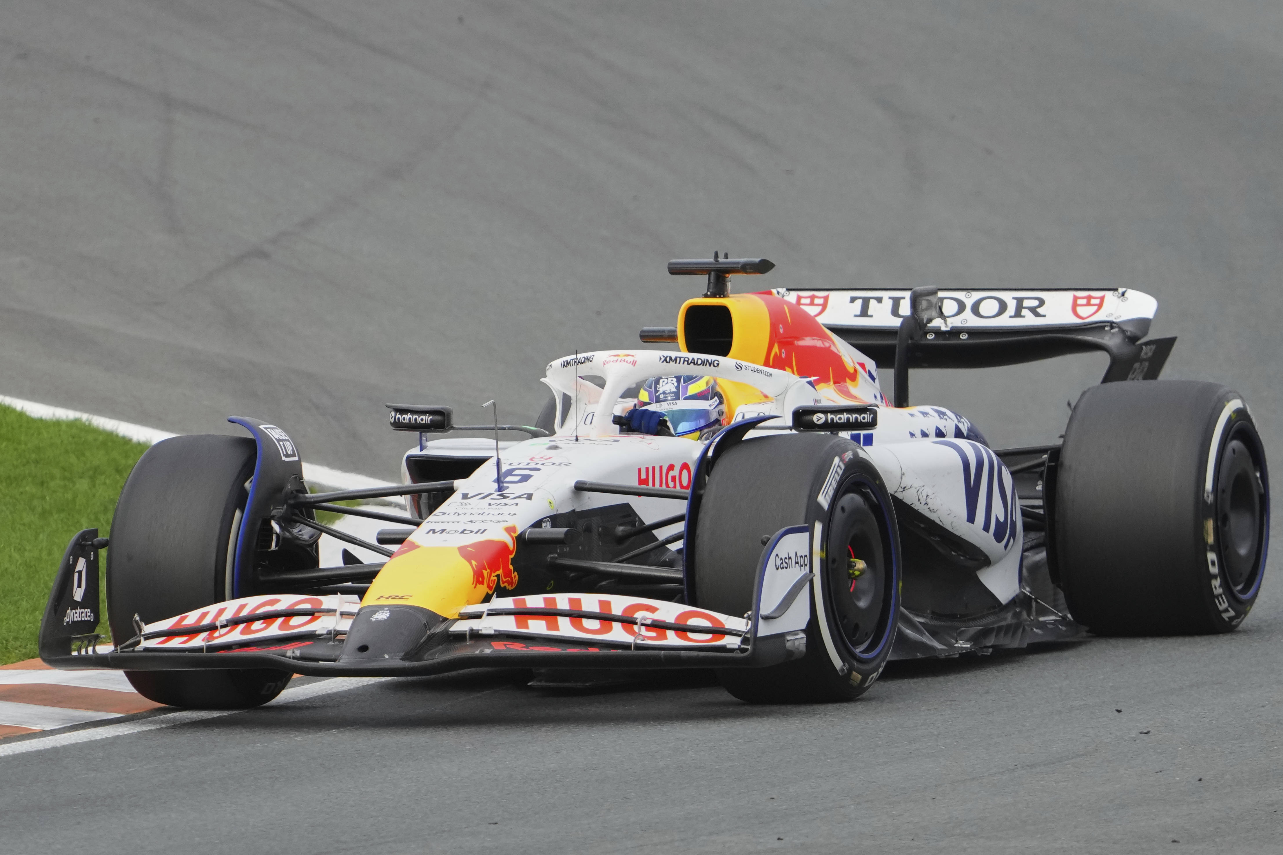 红牛车队鏖战红牛二队，汉密尔顿惊艳四座的简单介绍