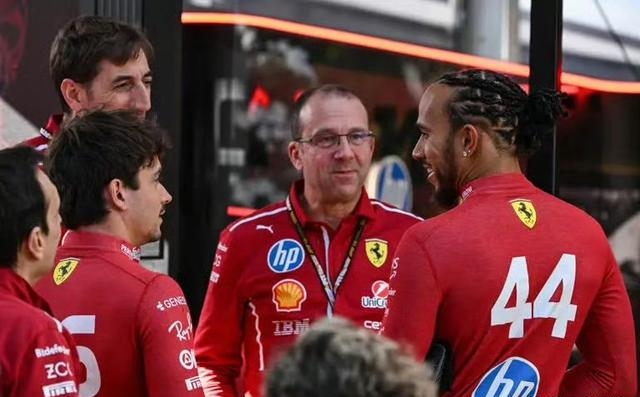 雷诺车队险胜法拉利,塞恩斯带队取胜 雷诺车队险胜法拉利,塞恩斯带队取胜